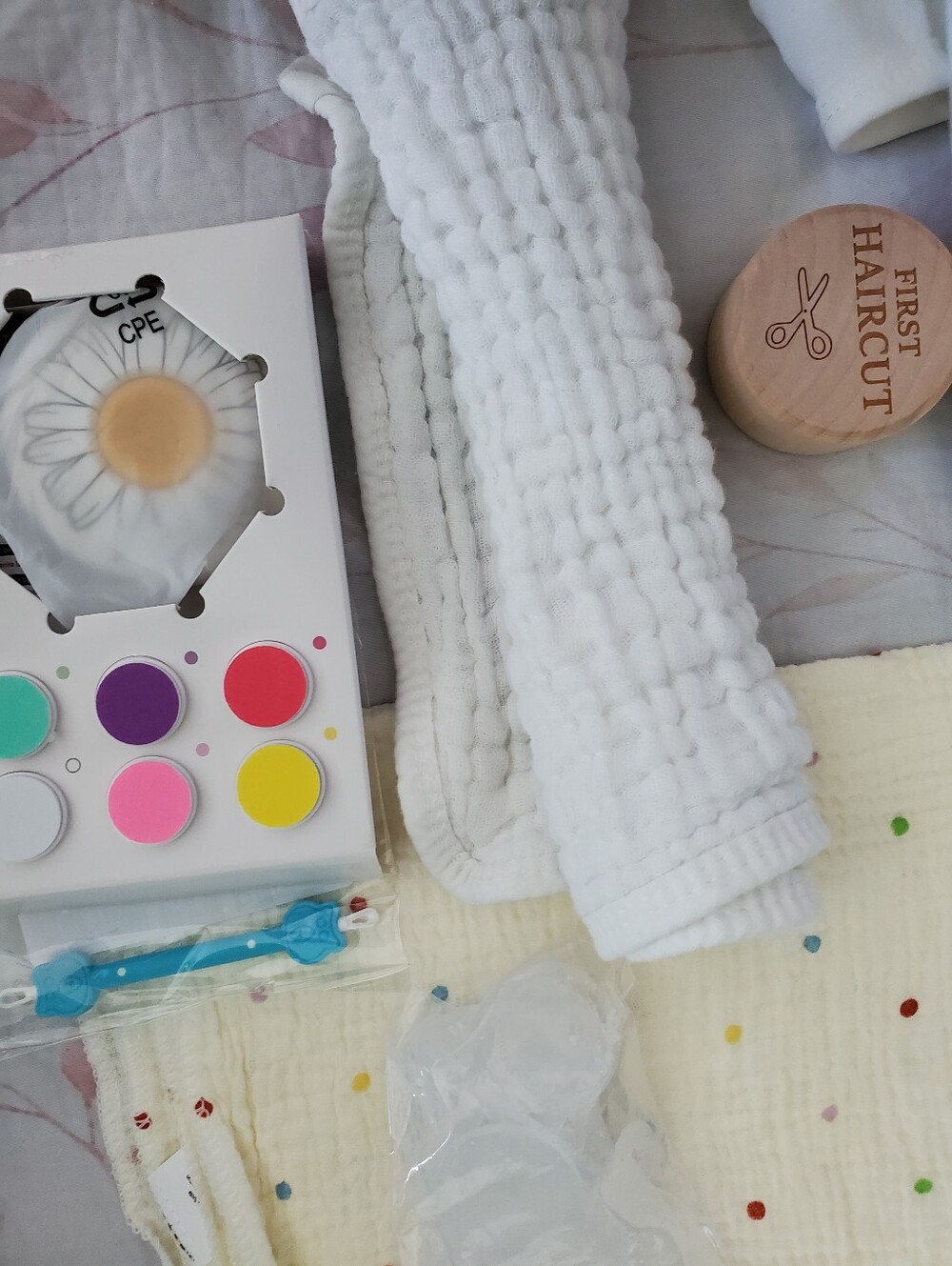 Mini Luxury Baby Gift Basket Thoughtfully Curated Neutral Newborn Essentials - Picture 8 of 11